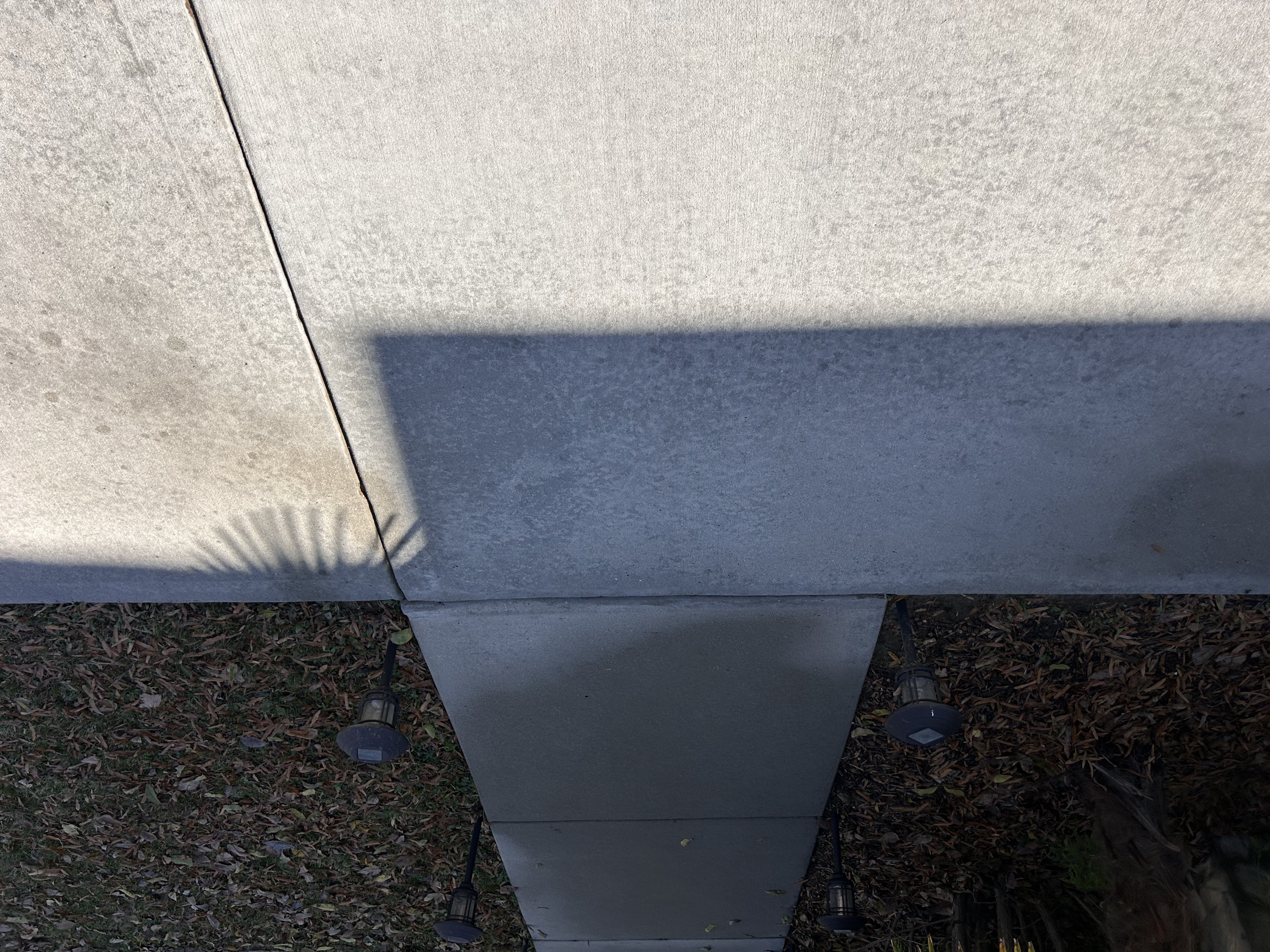 Sidewalk edge rinsing after pressure washing